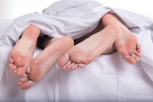 ベッドの中の二人の脚